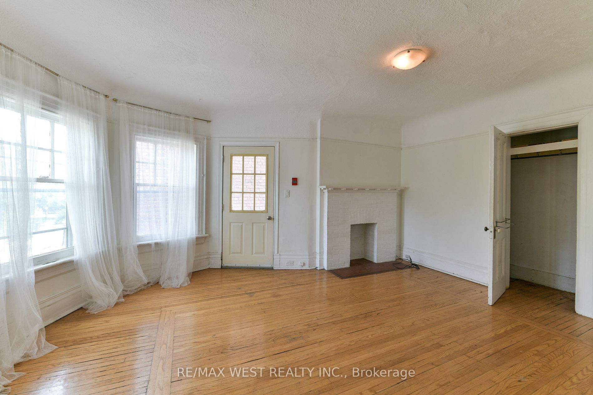 390 Palmerston Blvd
