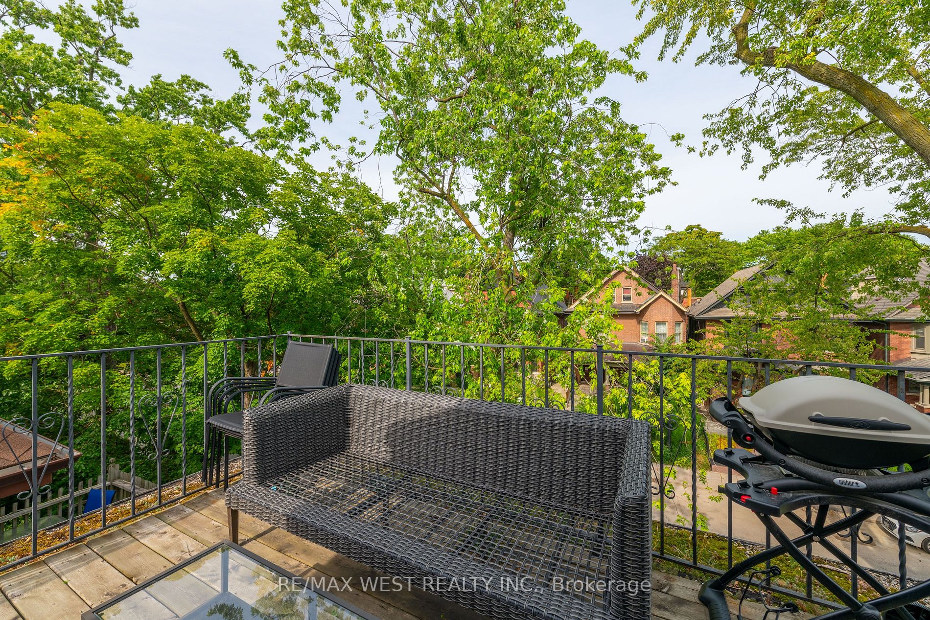 390 Palmerston Blvd