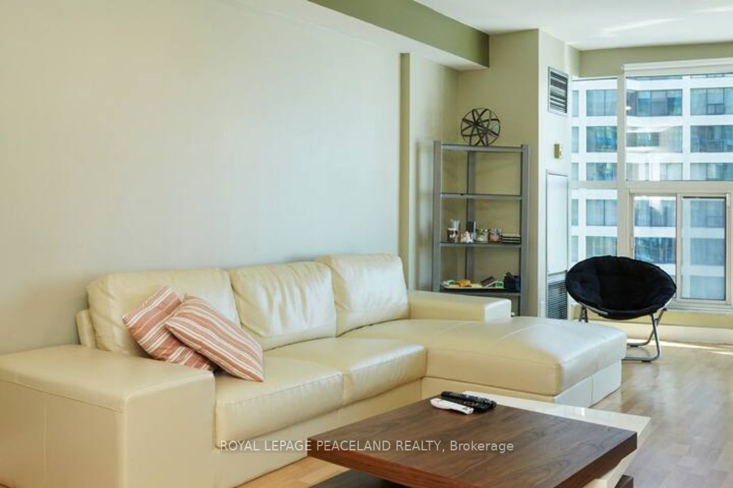 77 Harbour Sq, #3404