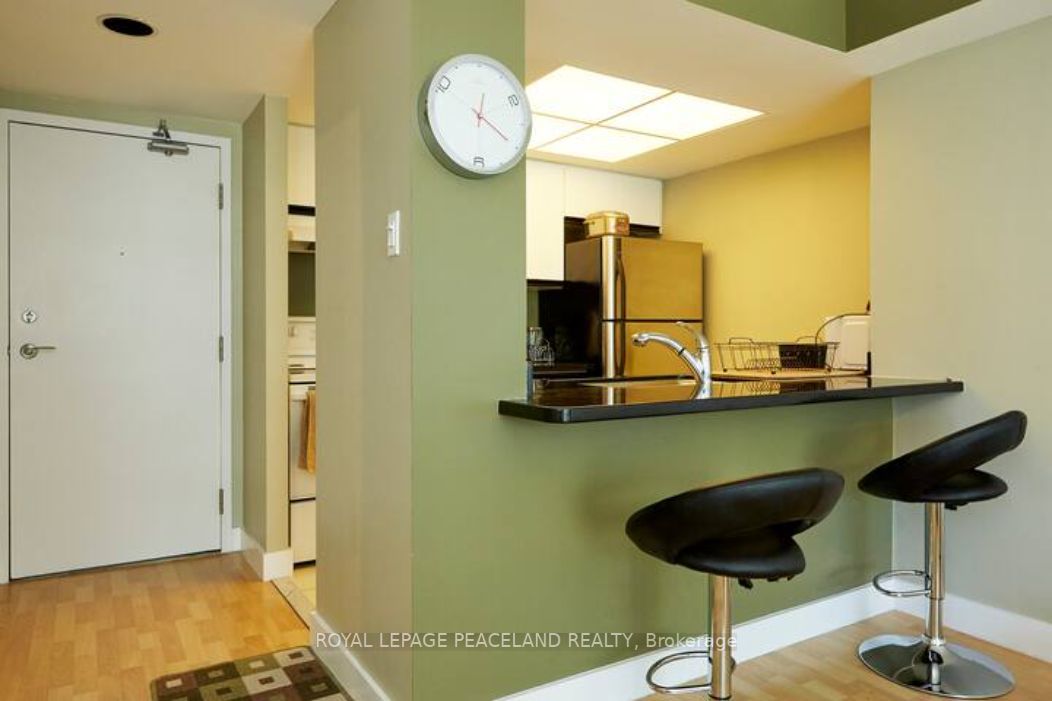 77 Harbour Sq, #3404