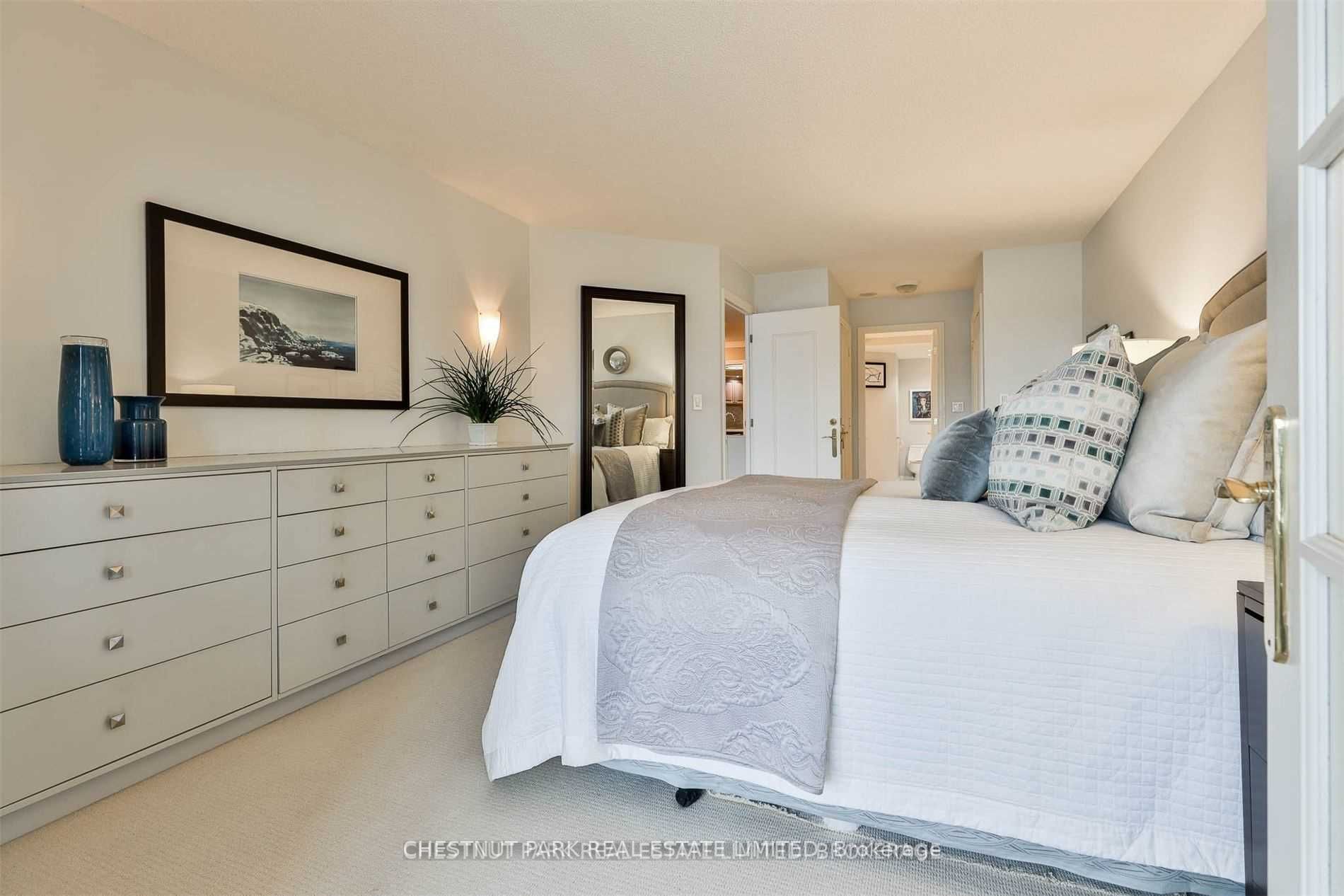 2727 Yonge Street, #711