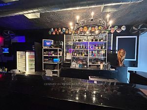 831 Dundas St W