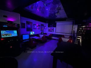831 Dundas St W