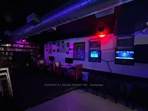 831 Dundas St W