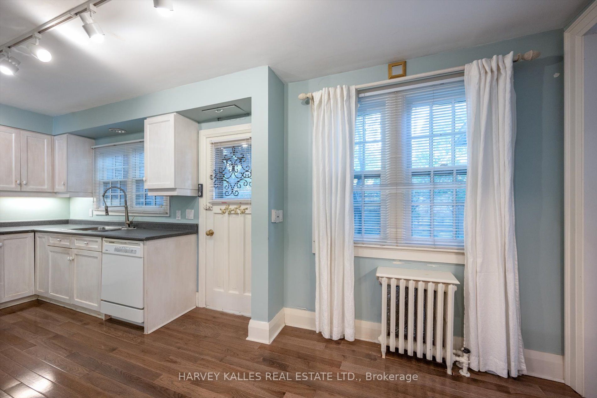 597 Spadina Rd