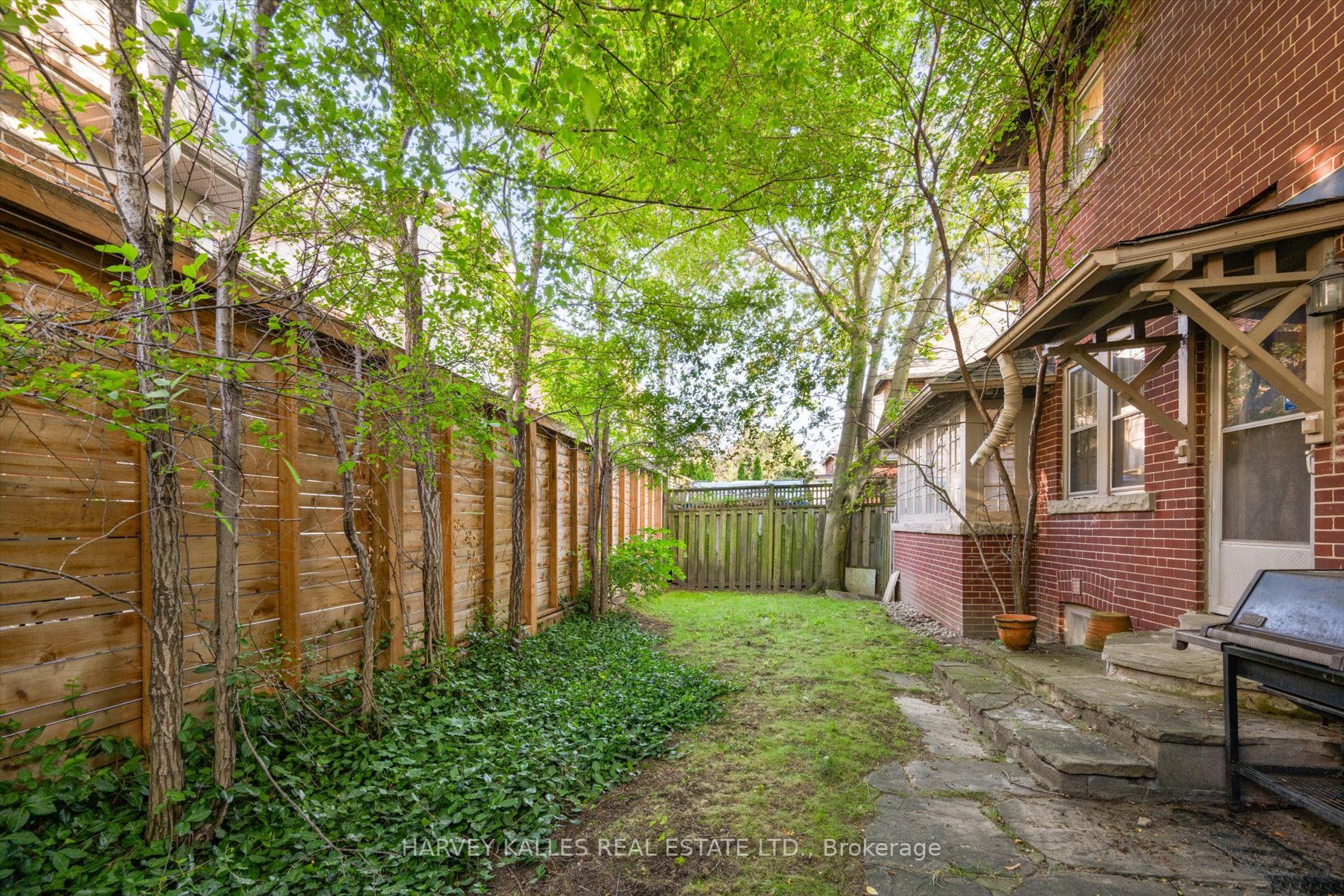 597 Spadina Rd