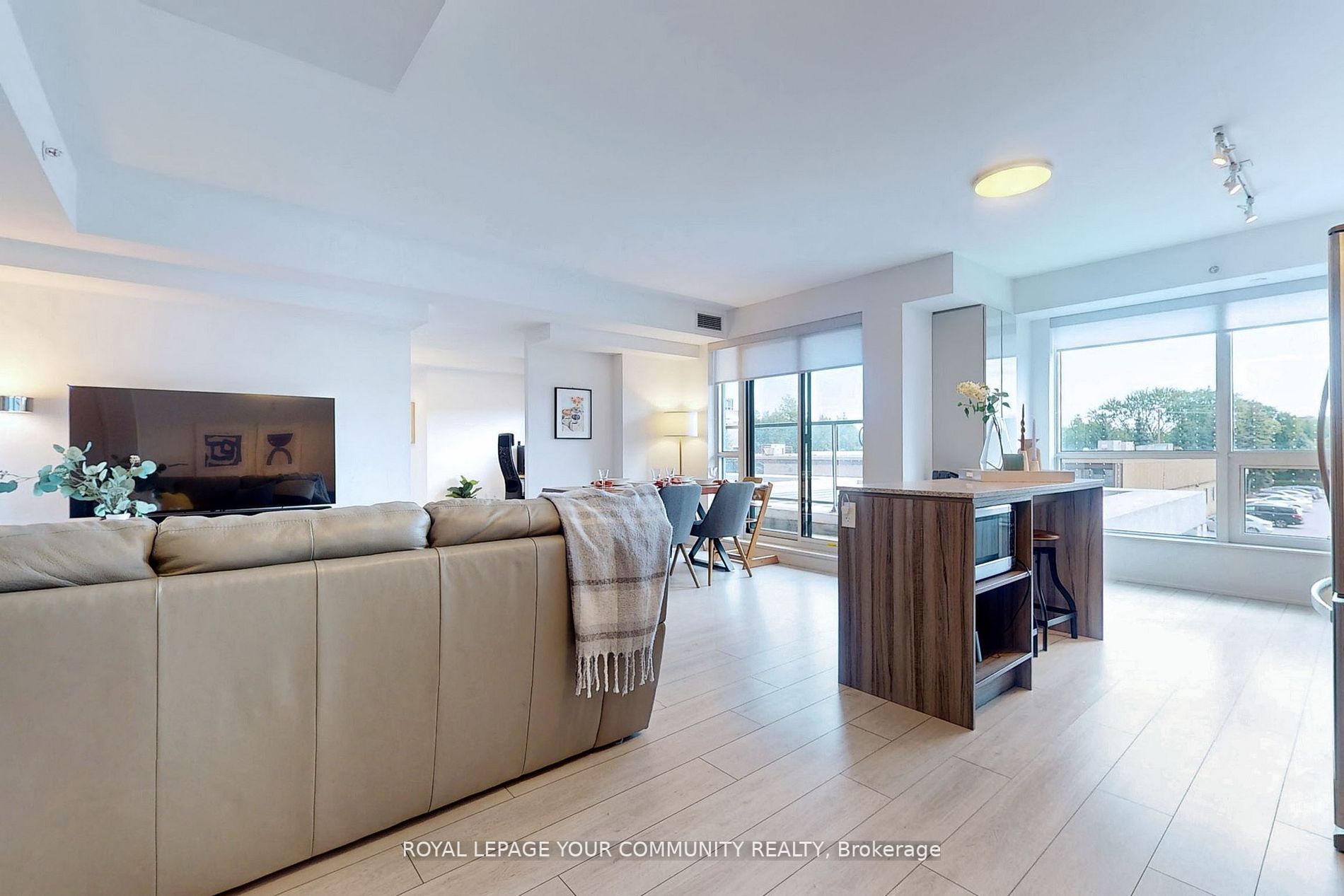 31 Tippett Rd, #215