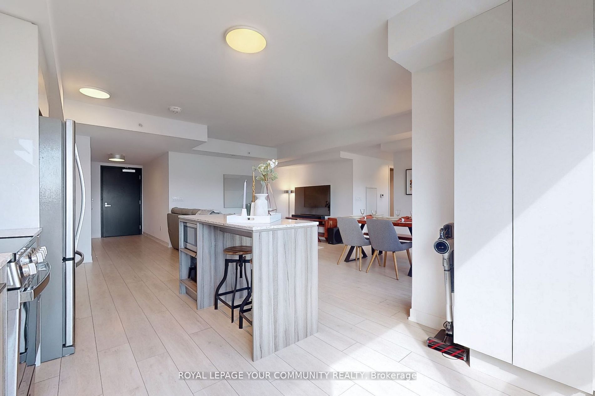 31 Tippett Rd, #215