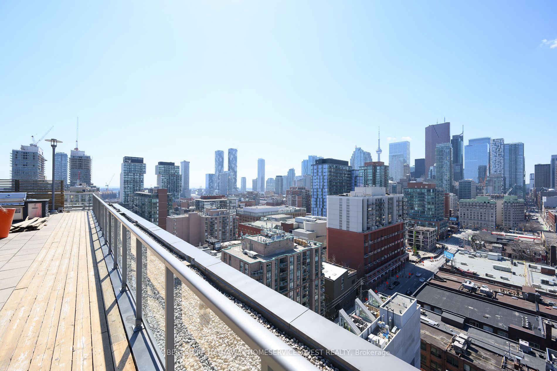320 Richmond St E, #611