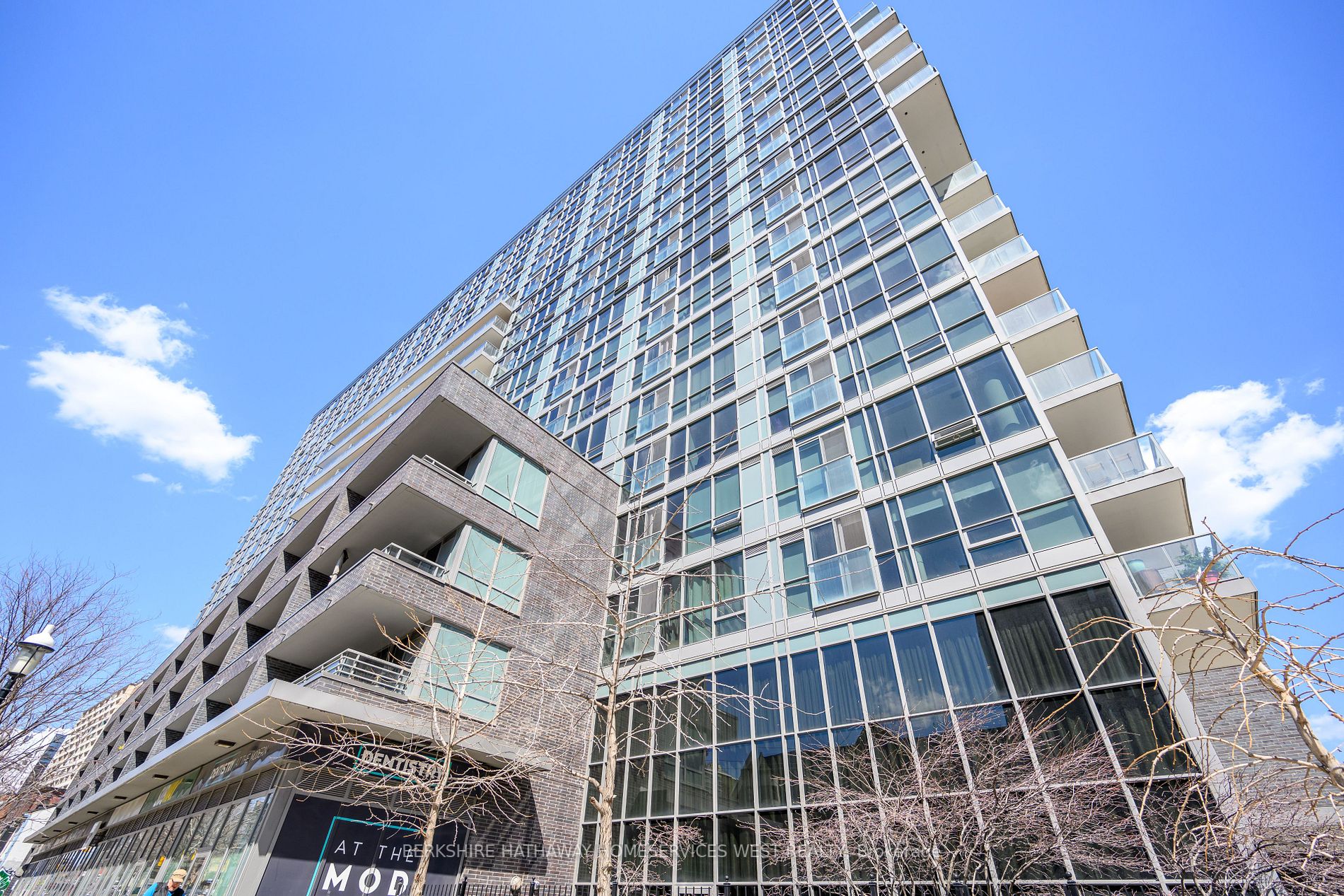 320 Richmond St E, #611