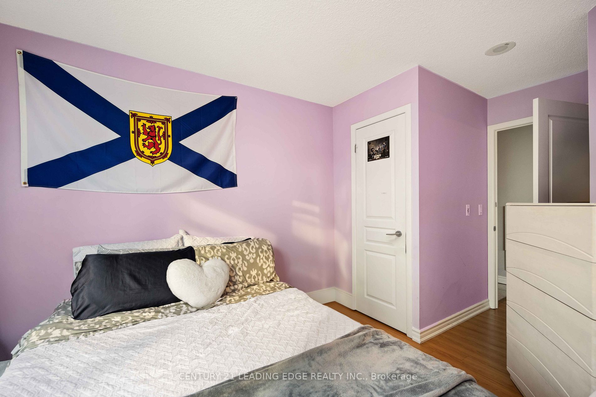 18 Yonge St W, #903