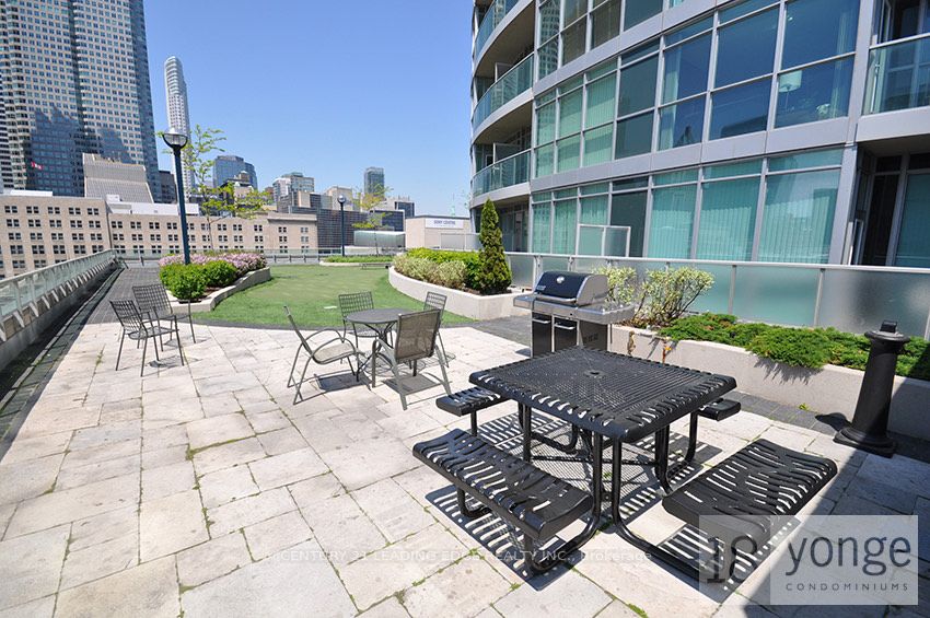 18 Yonge St W, #903
