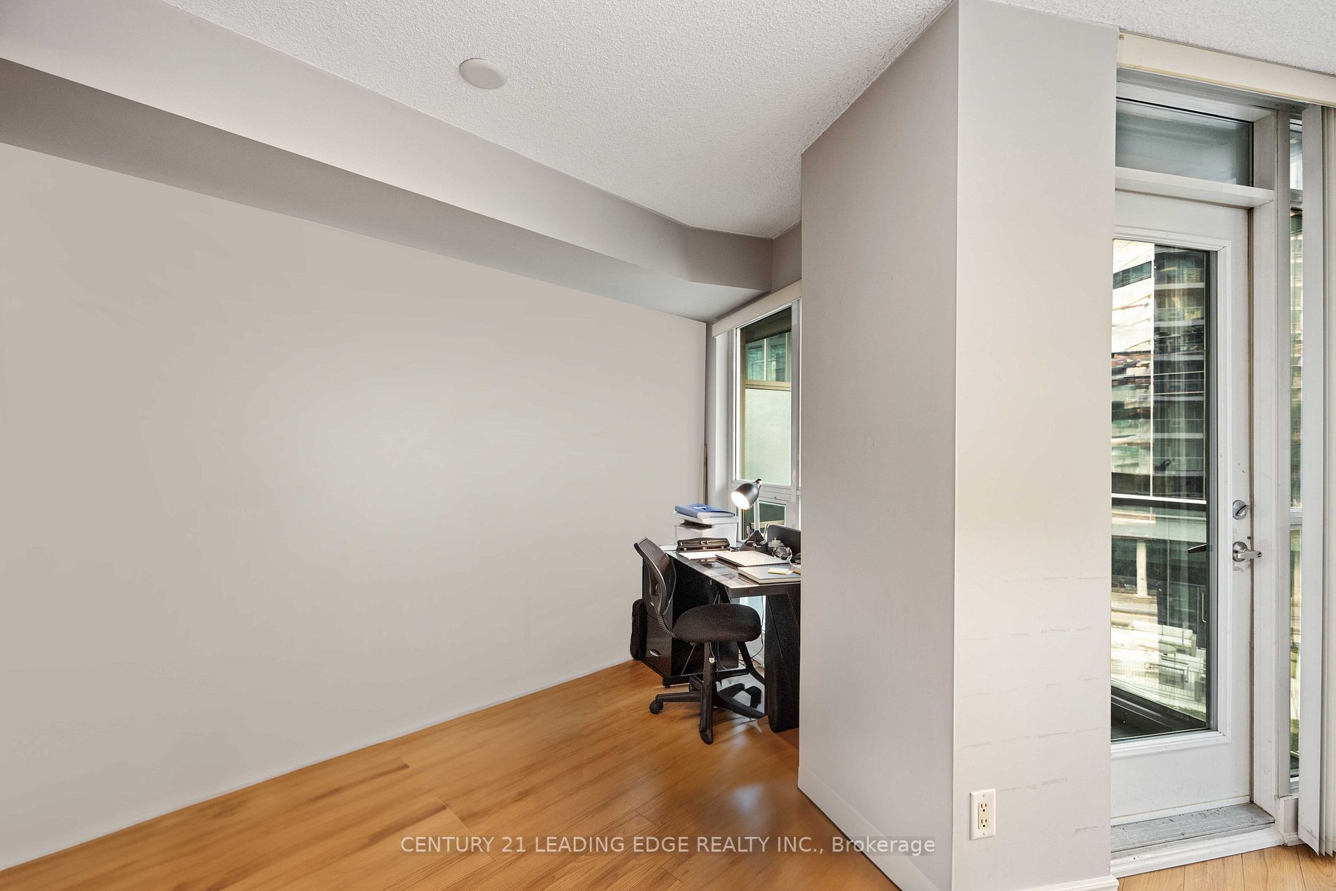 18 Yonge St W, #903