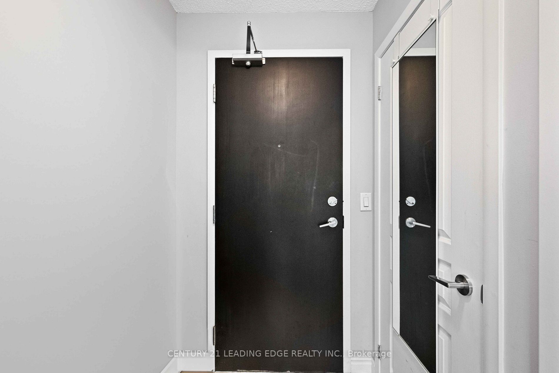 18 Yonge St W, #903