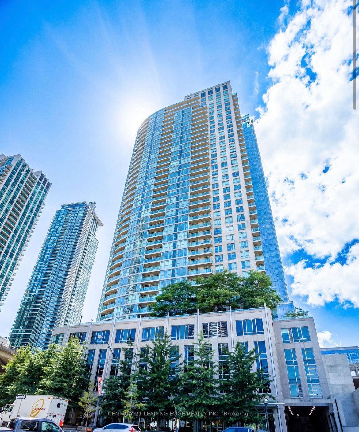 18 Yonge St W, #903