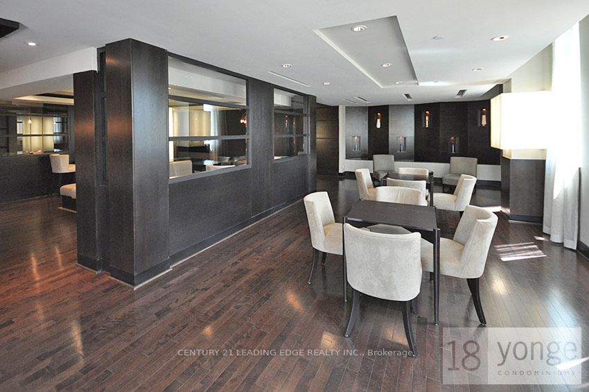 18 Yonge St W, #903