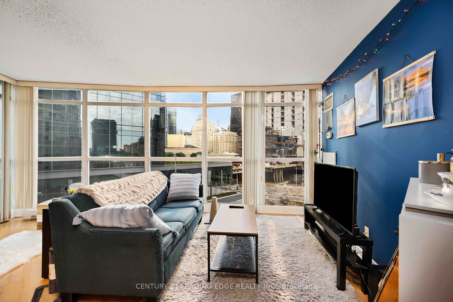 18 Yonge St W, #903