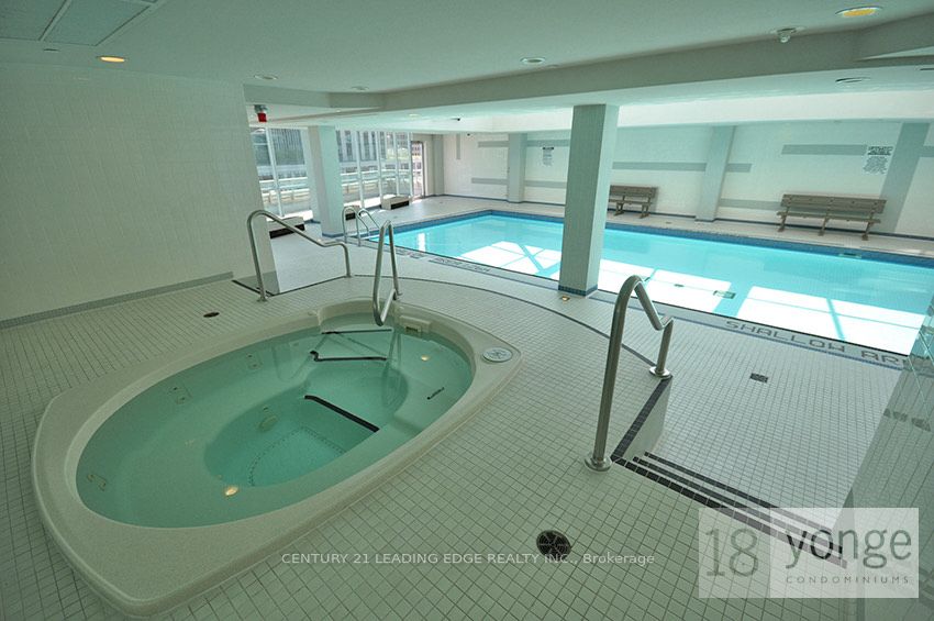 18 Yonge St W, #903