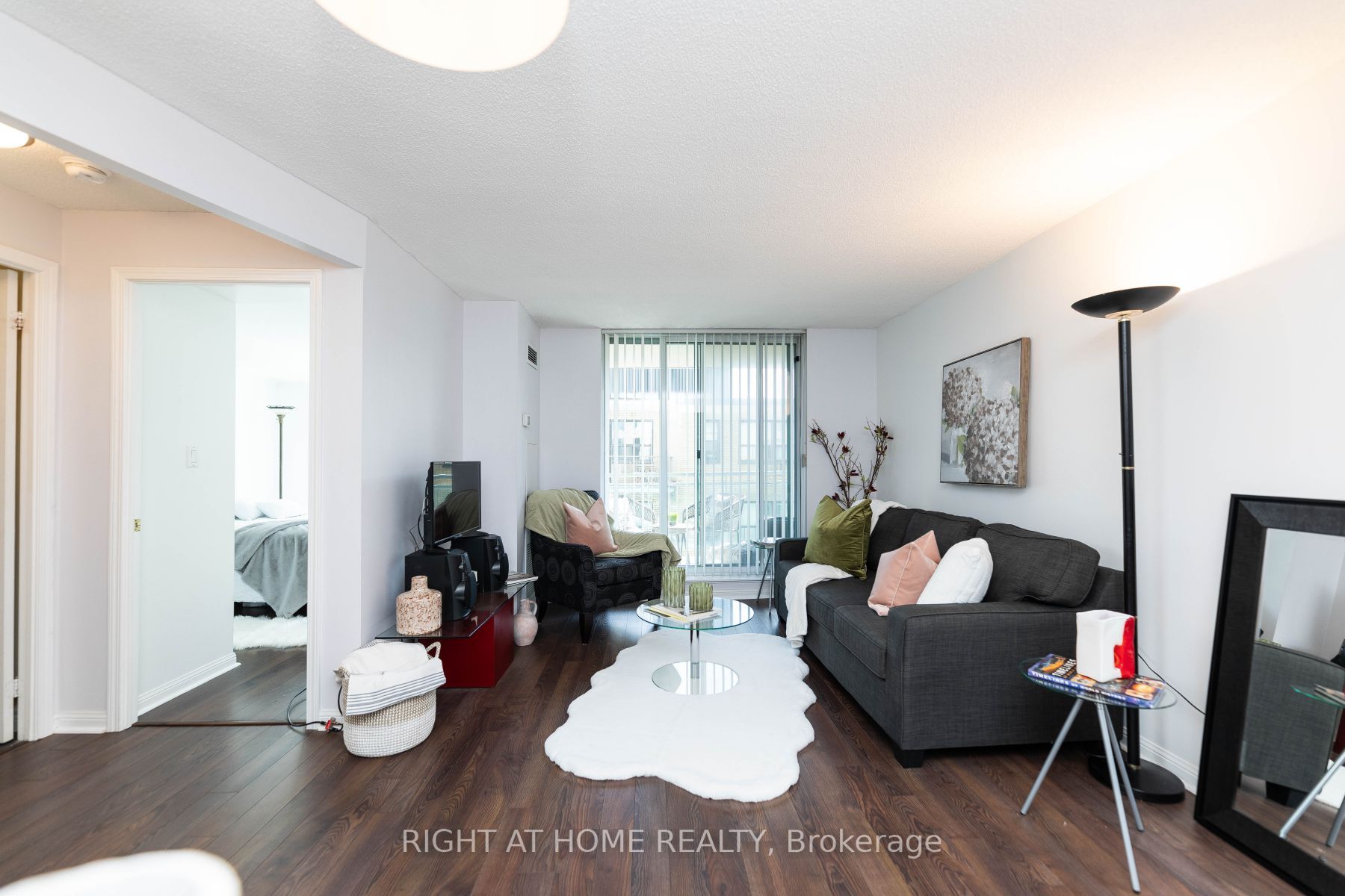 398 Eglinton Ave E, #706