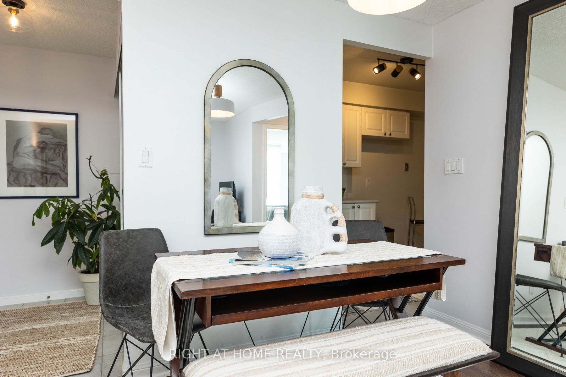 398 Eglinton Ave E, #706