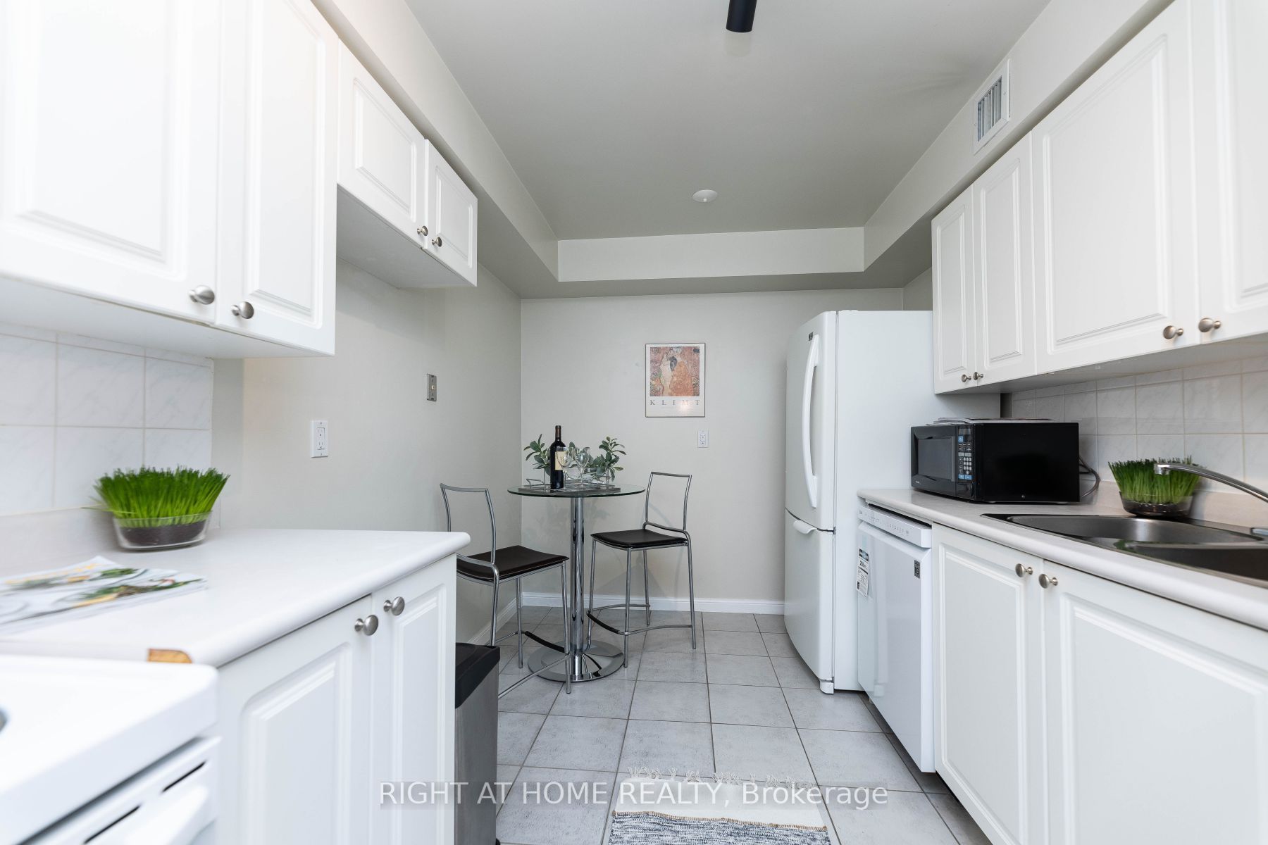 398 Eglinton Ave E, #706
