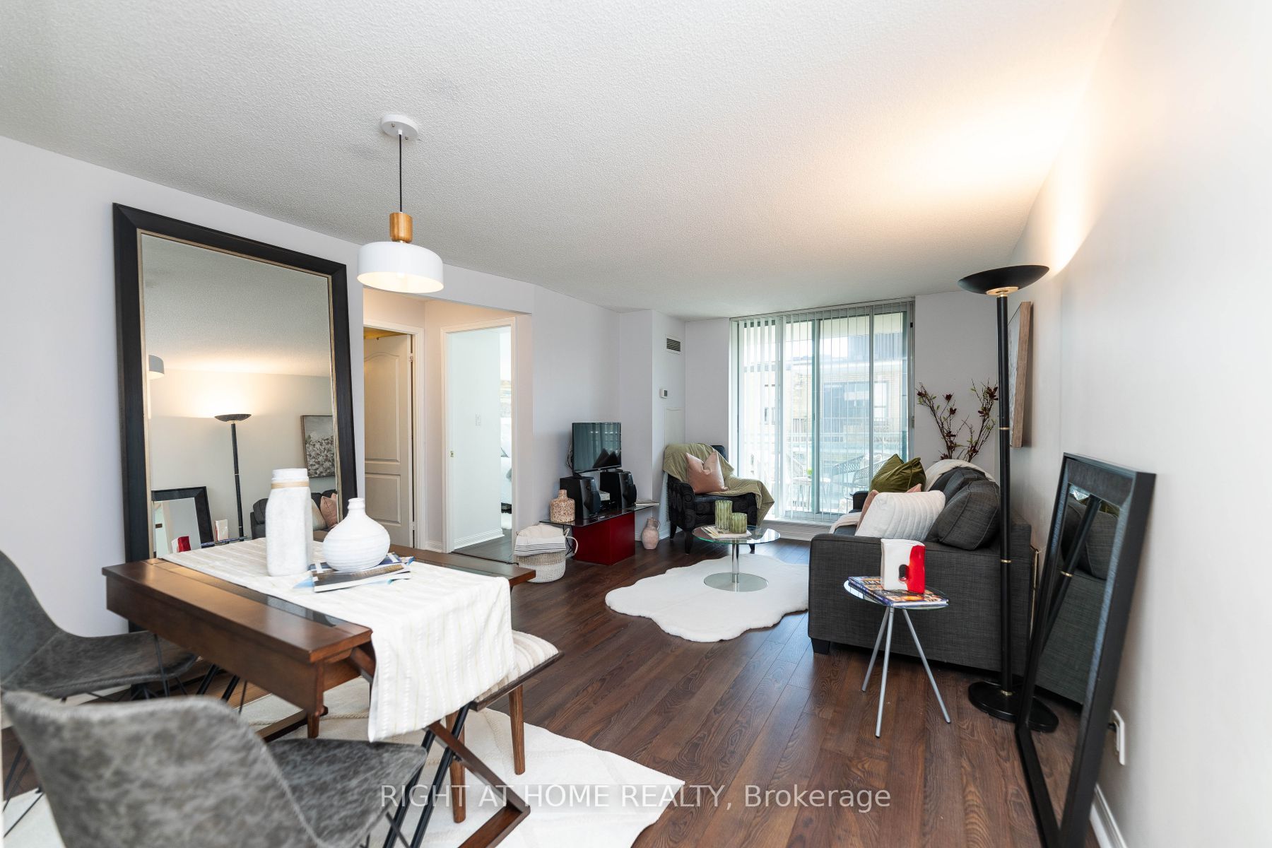 398 Eglinton Ave E, #706