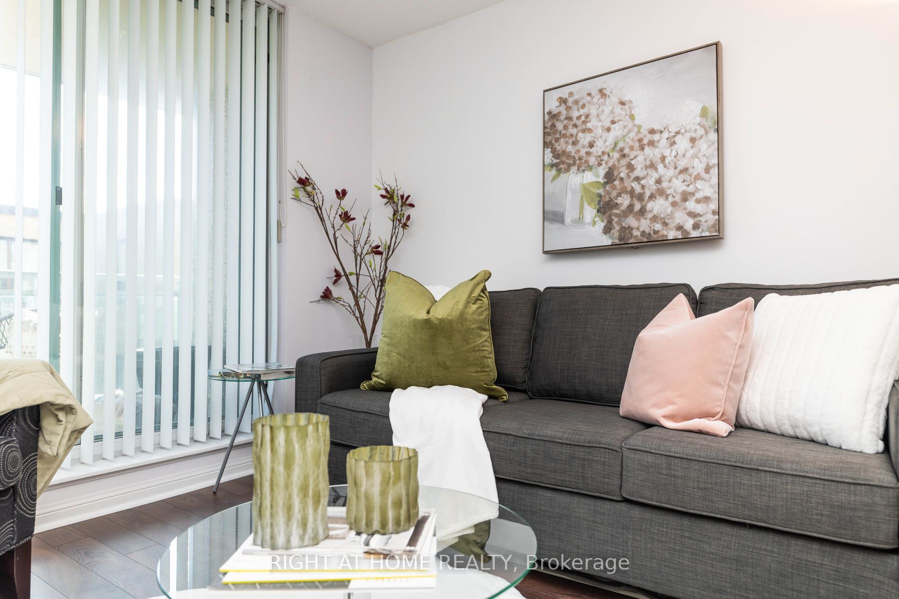 398 Eglinton Ave E, #706