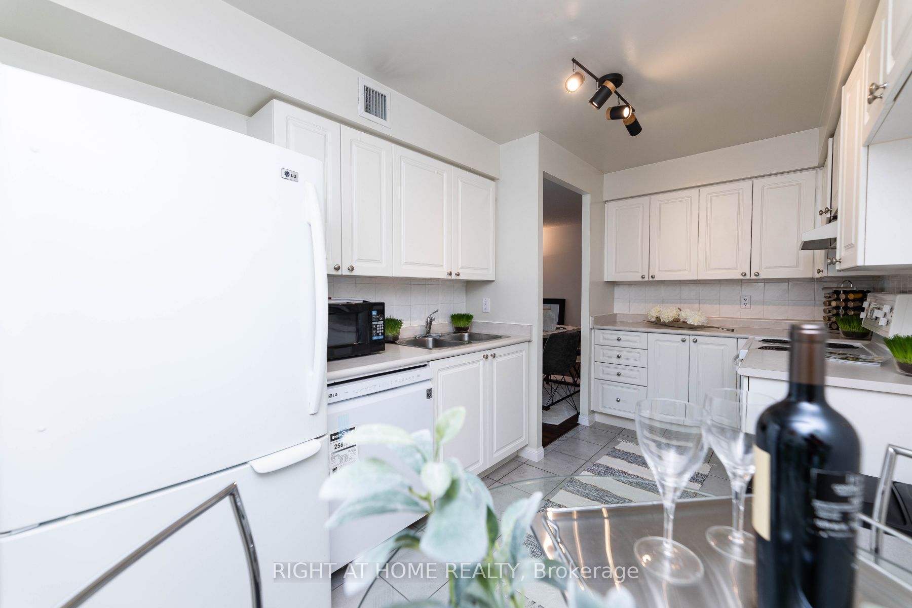 398 Eglinton Ave E, #706