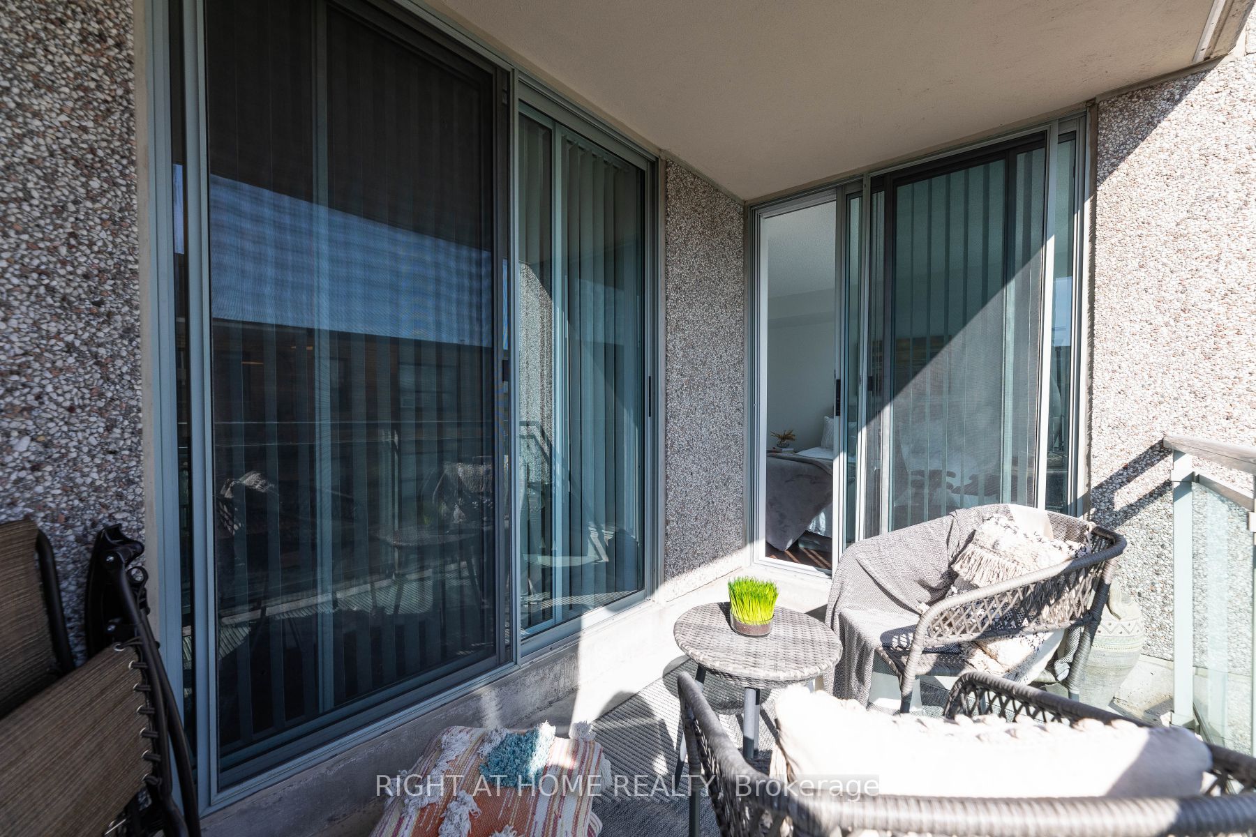 398 Eglinton Ave E, #706