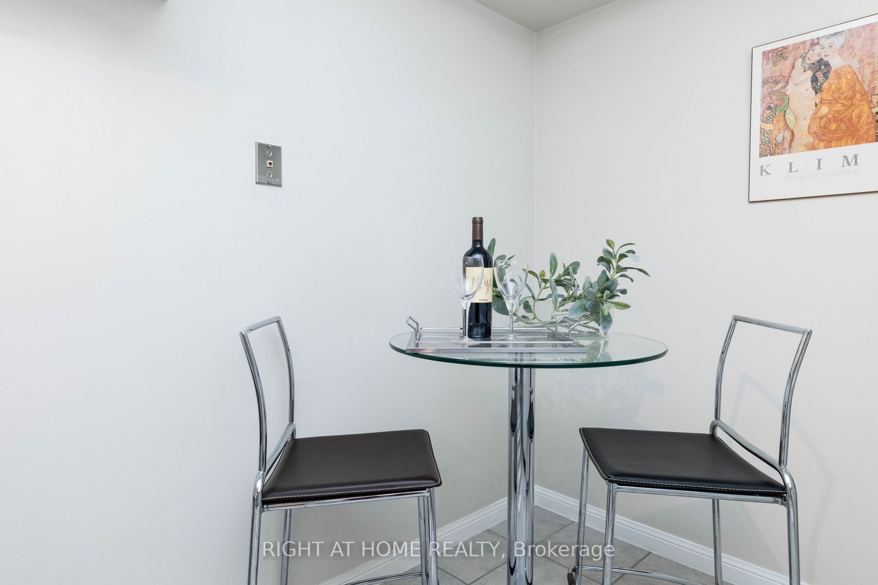 398 Eglinton Ave E, #706