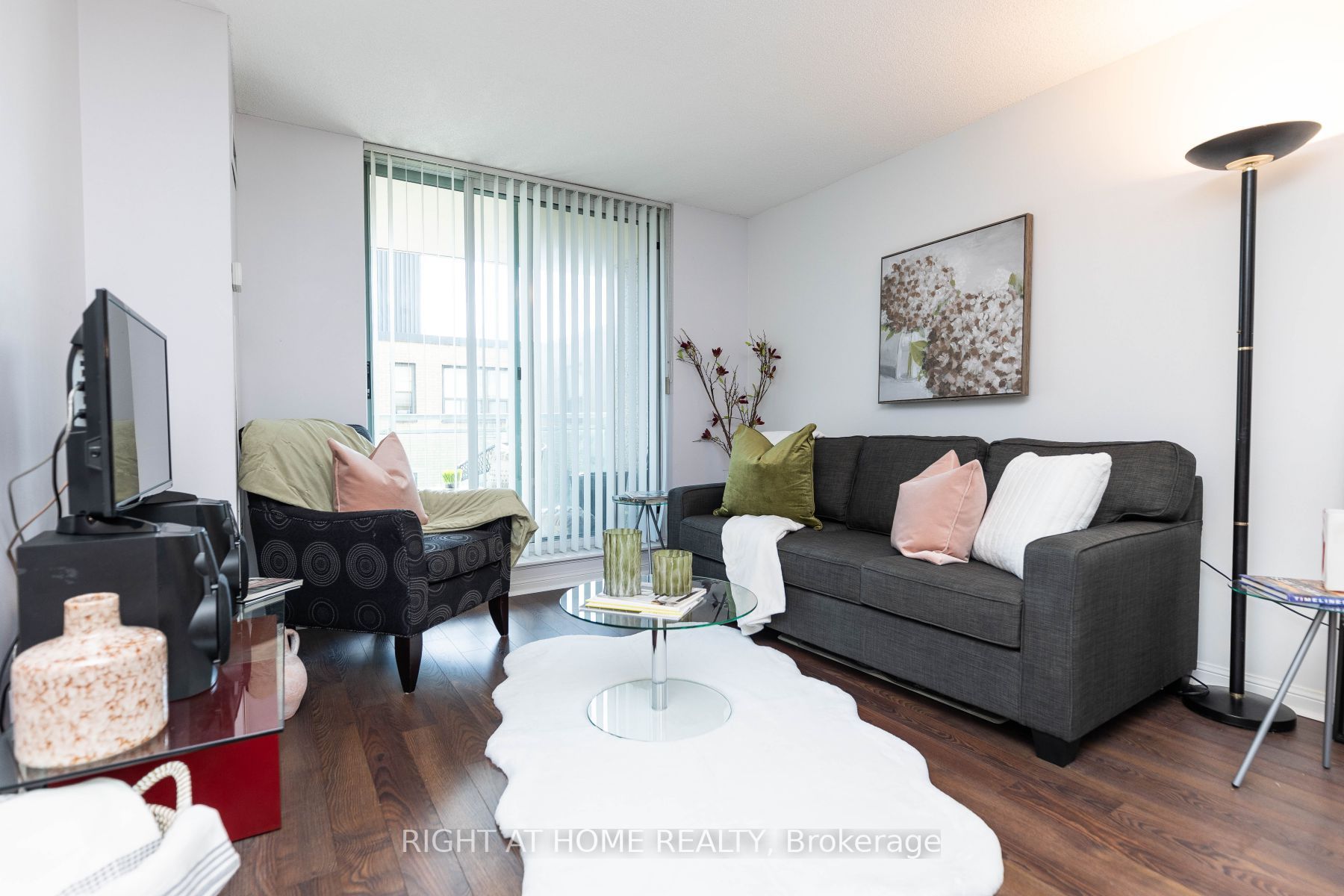 398 Eglinton Ave E, #706