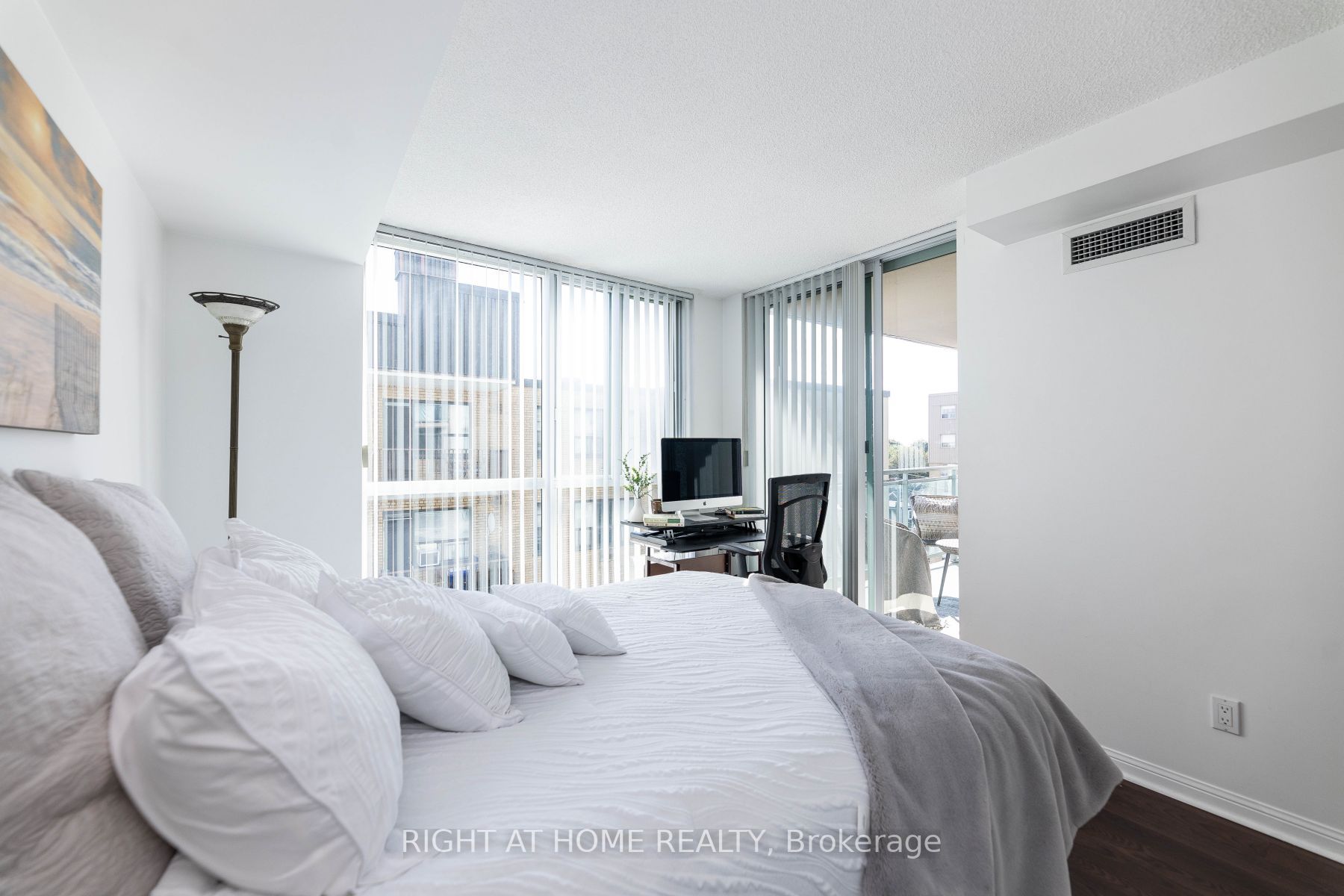 398 Eglinton Ave E, #706