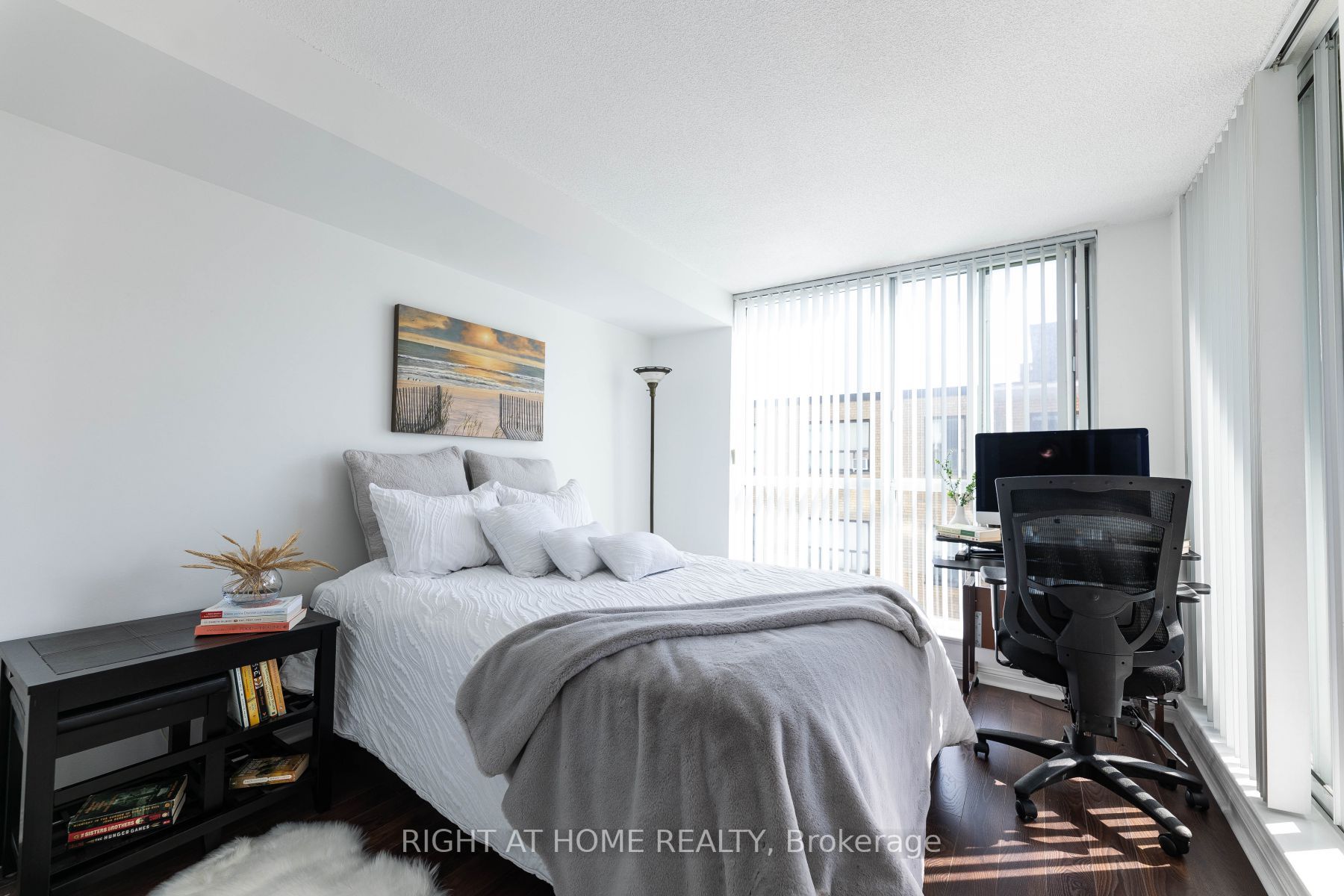 398 Eglinton Ave E, #706