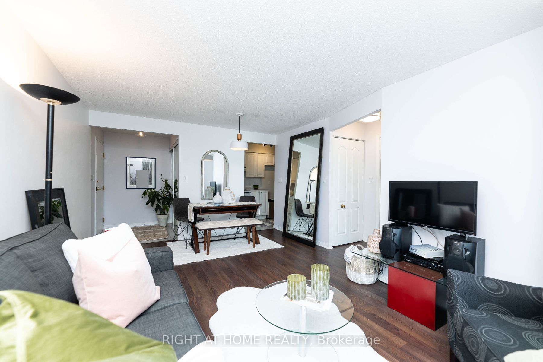 398 Eglinton Ave E, #706