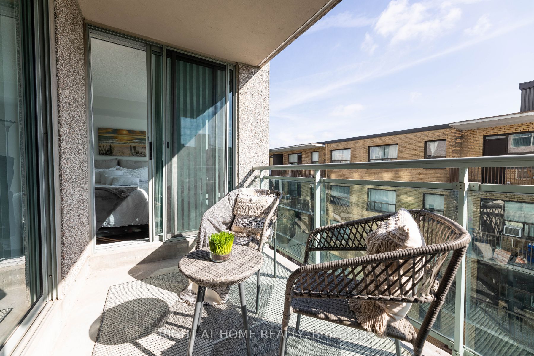 398 Eglinton Ave E, #706