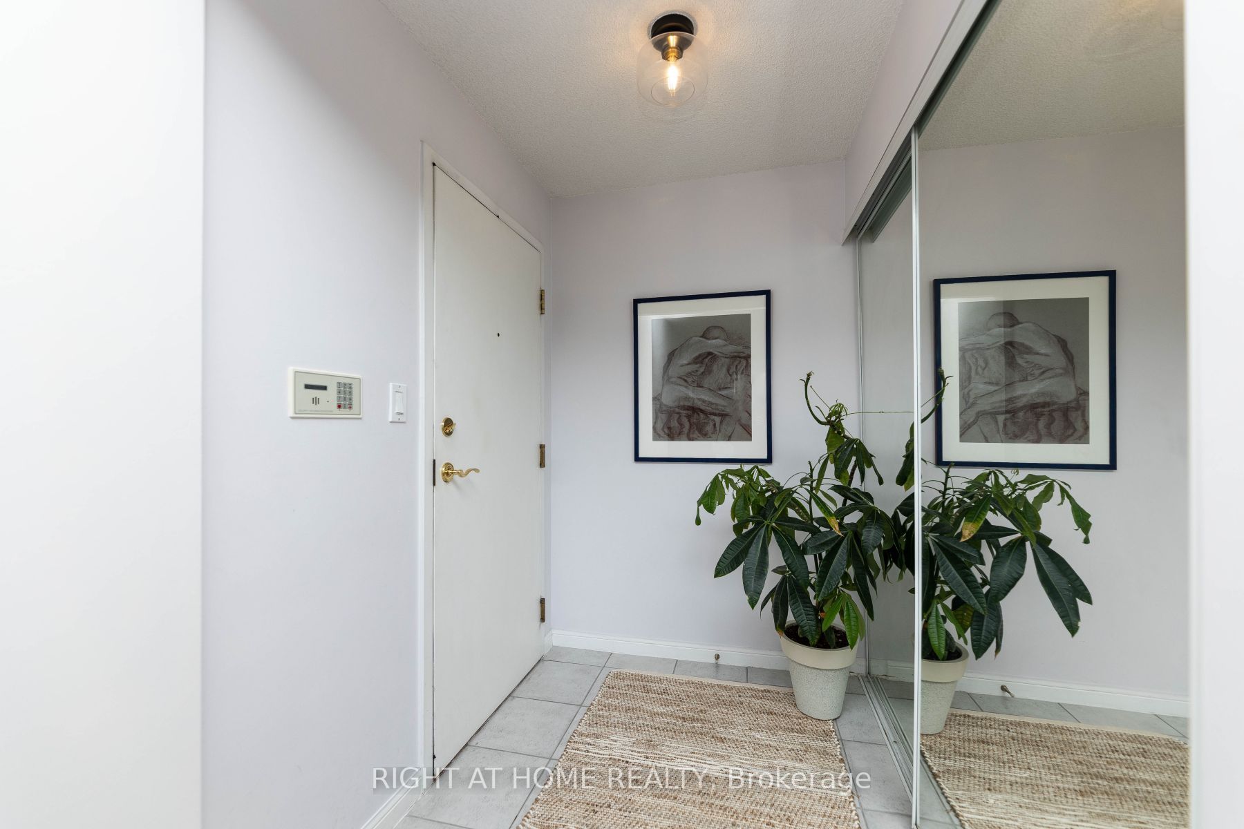 398 Eglinton Ave E, #706