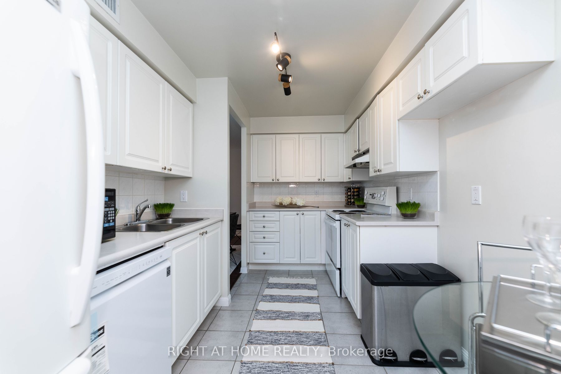 398 Eglinton Ave E, #706