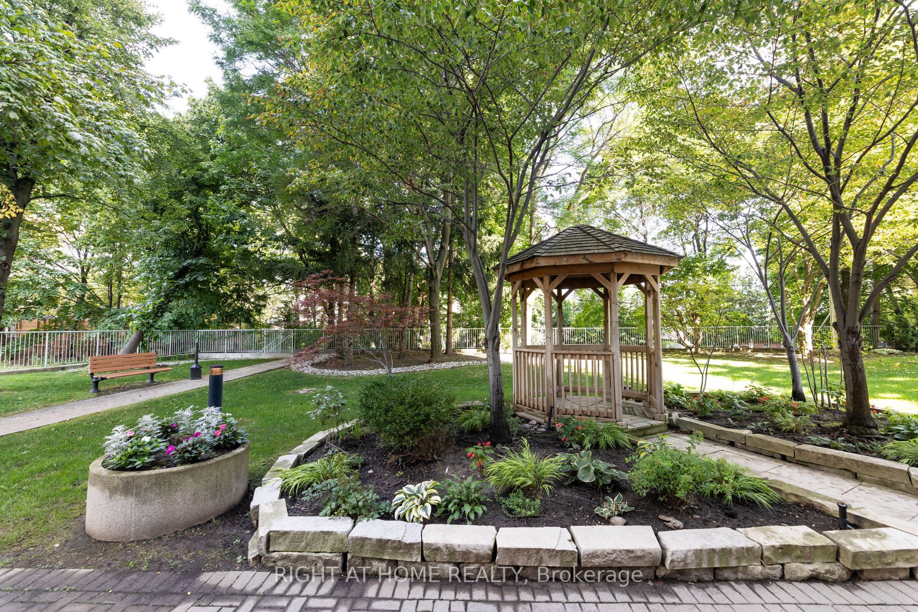 398 Eglinton Ave E, #706