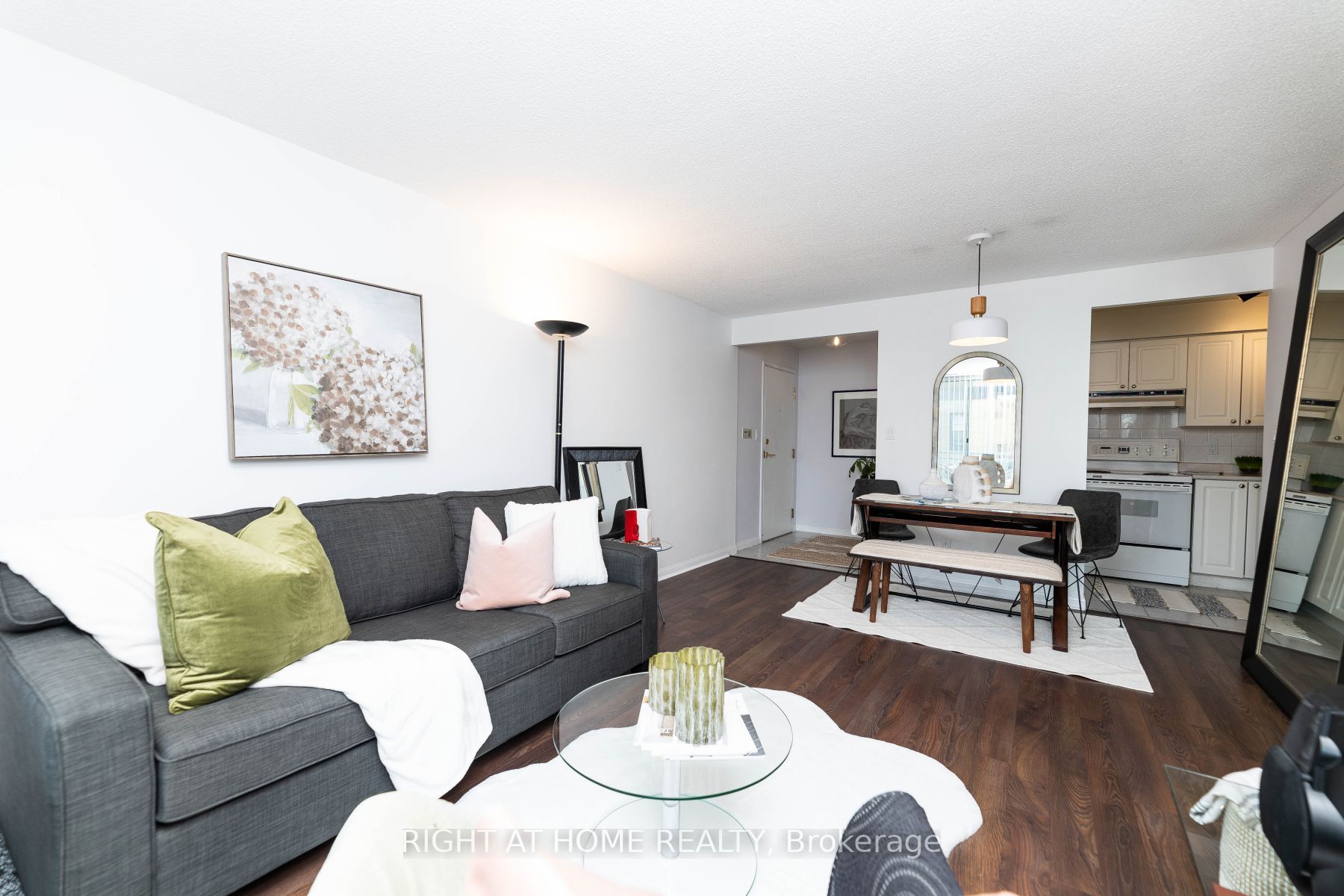 398 Eglinton Ave E, #706