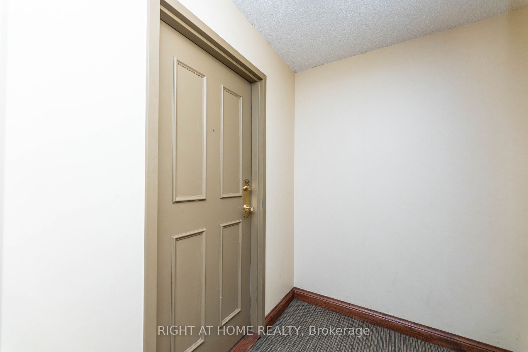 398 Eglinton Ave E, #706
