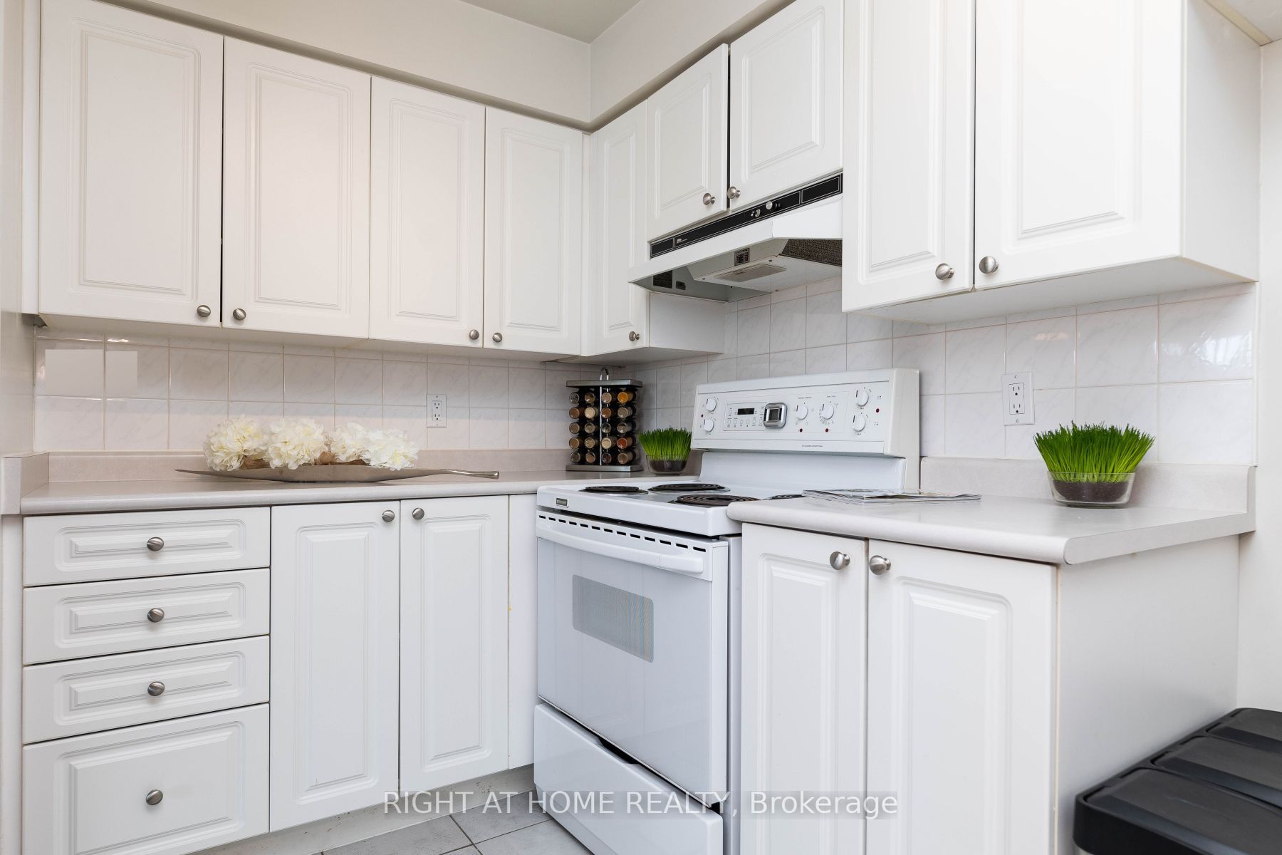 398 Eglinton Ave E, #706