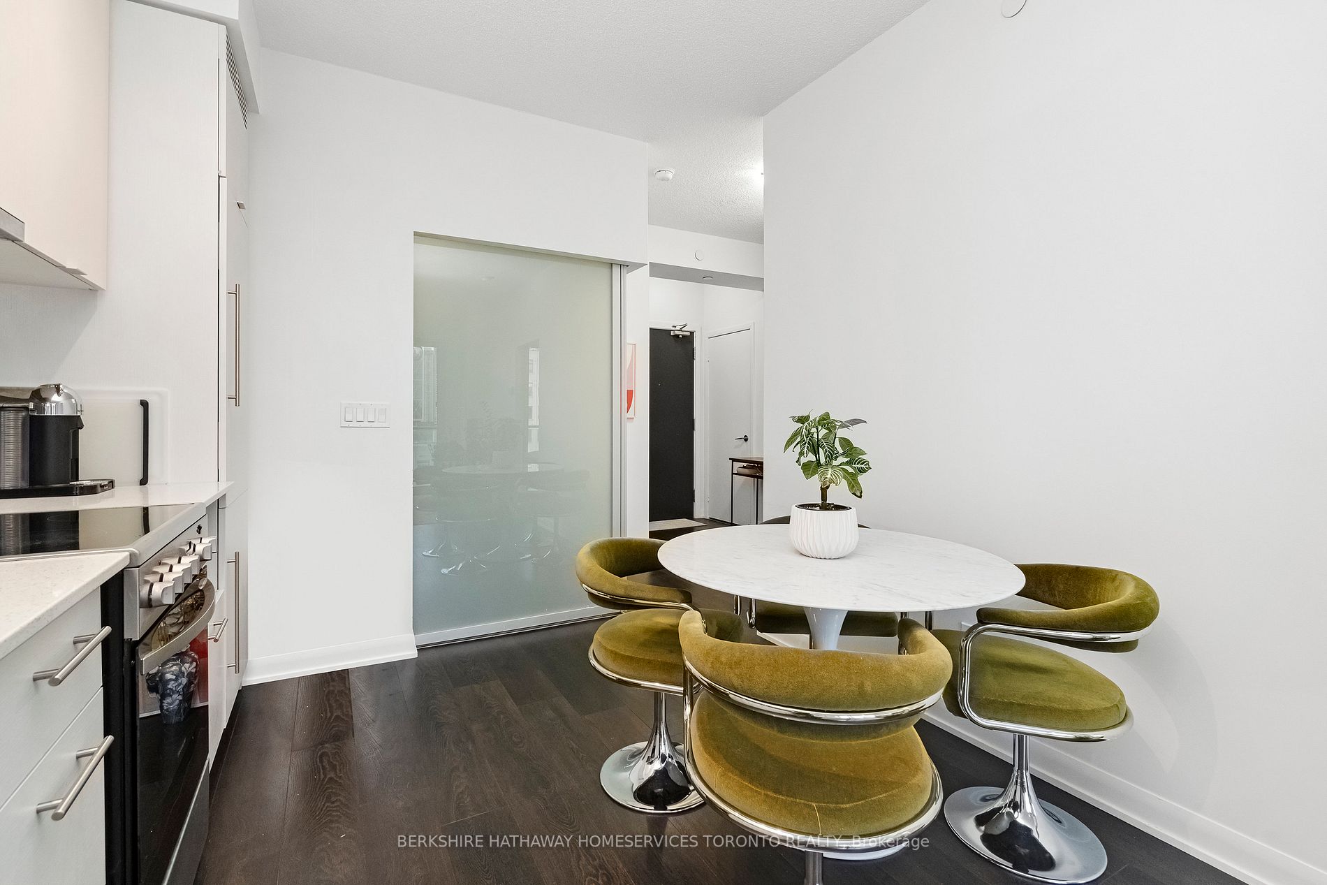 435 Richmond St W, #808