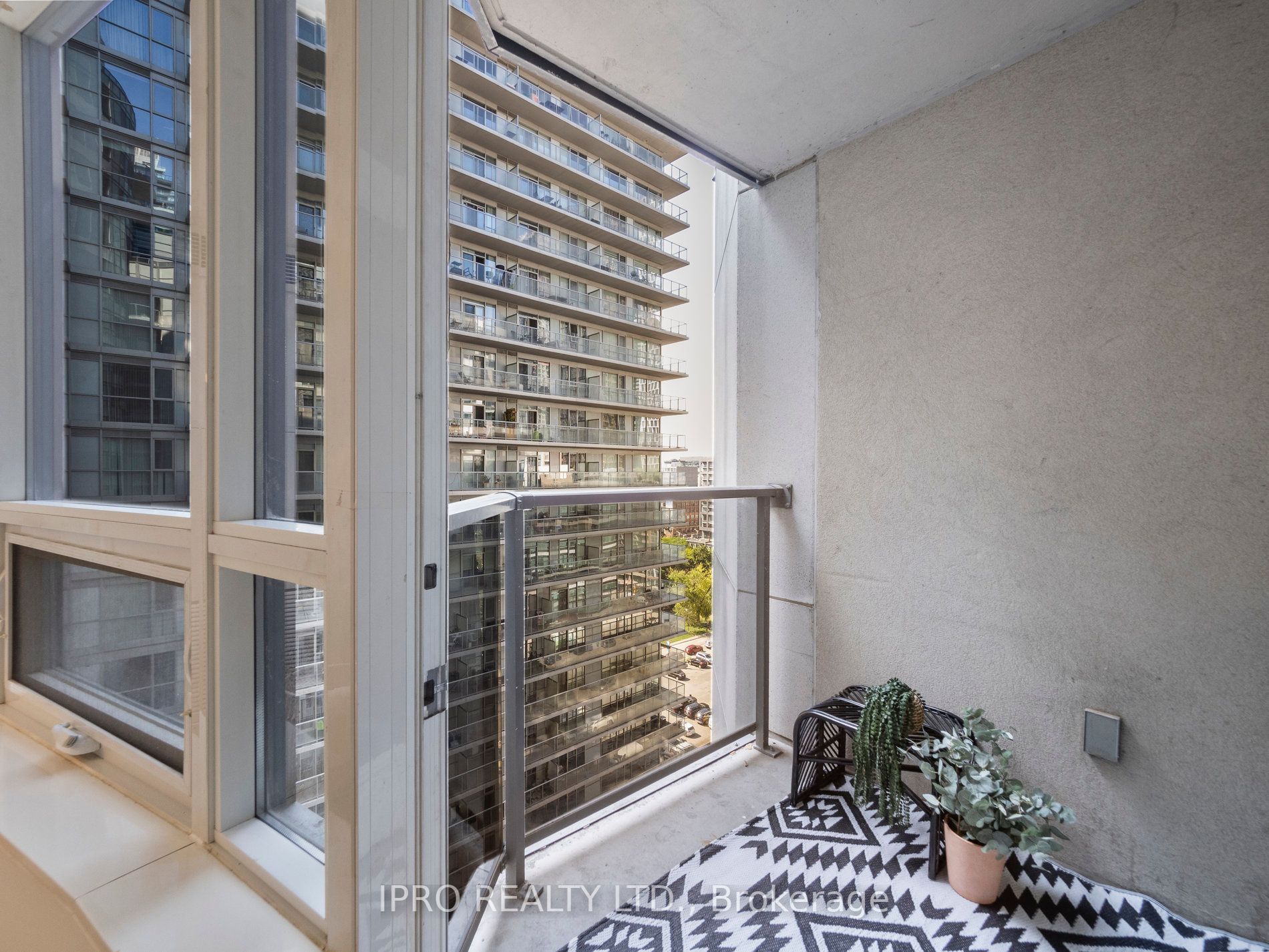 20 Blue Jays Way, #1601