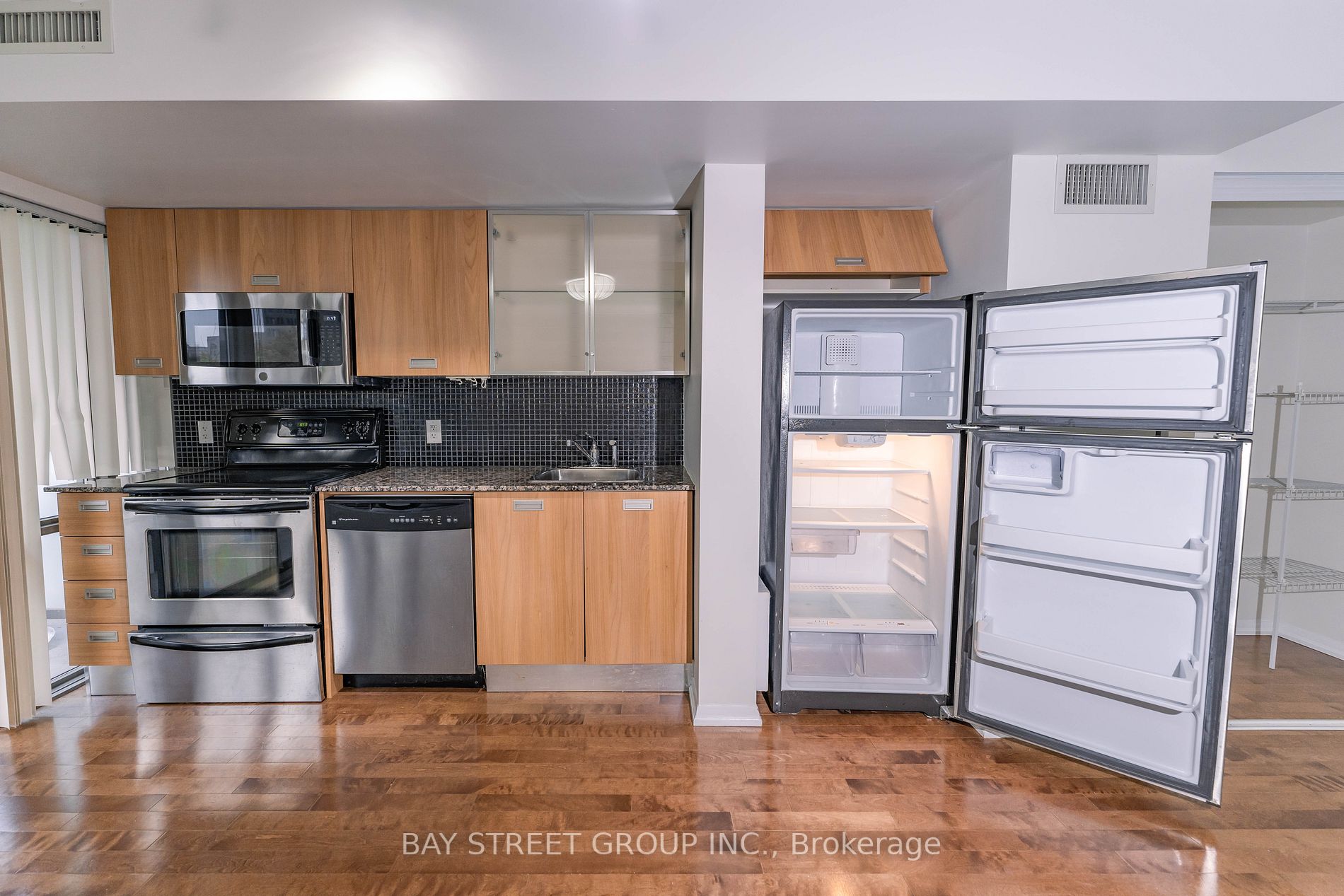 37 Grosvenor St, #305