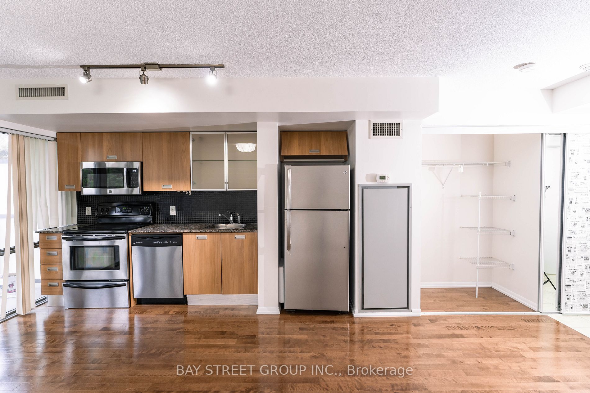 37 Grosvenor St, #305