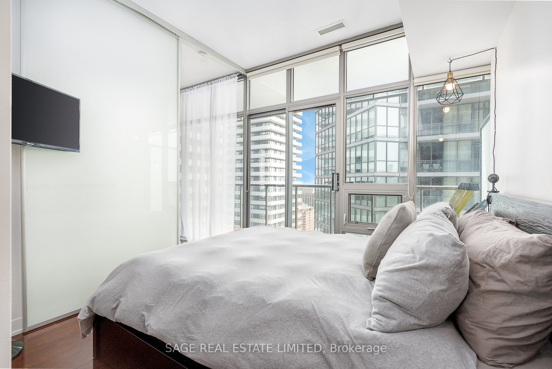 33 Charles St E, #3209