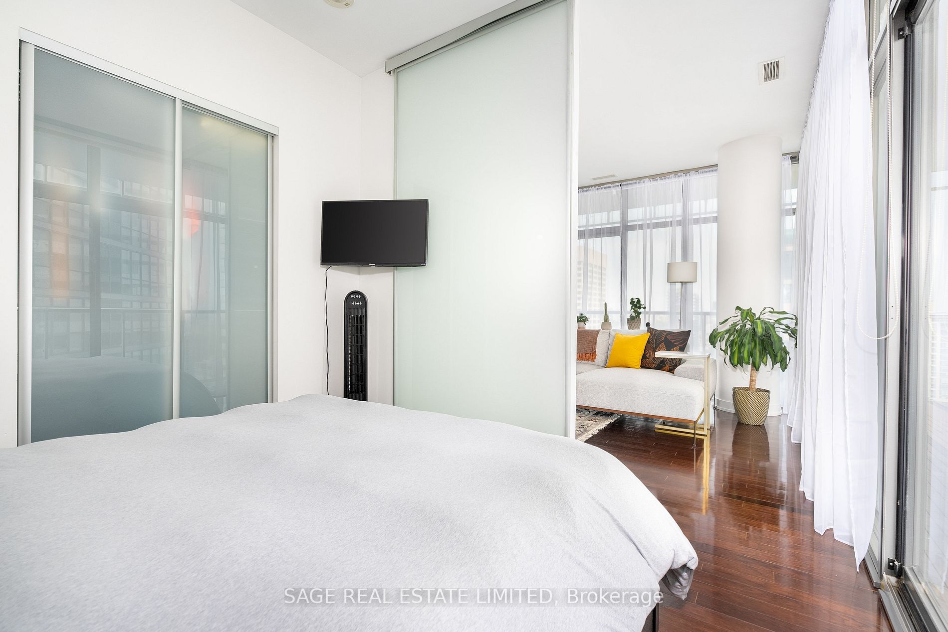 33 Charles St E, #3209