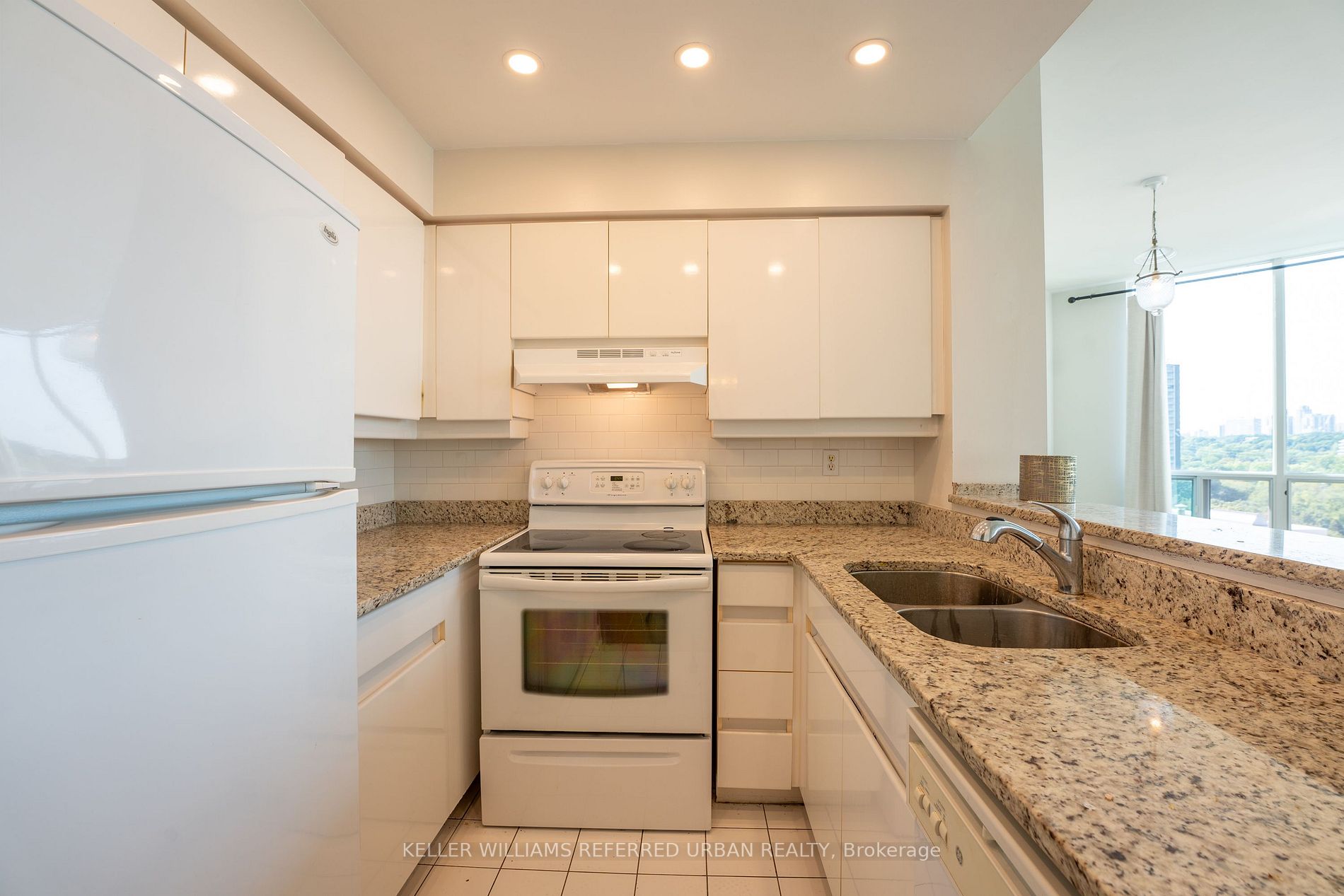 942 Yonge St, #Ph110