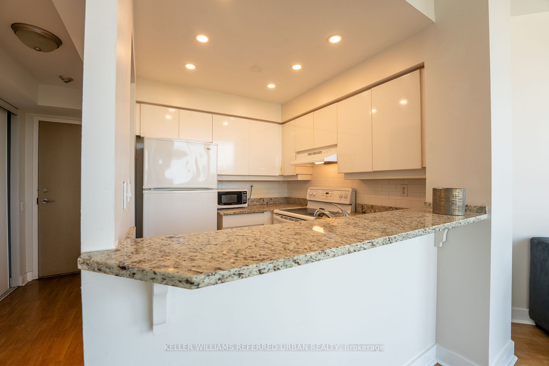 942 Yonge St, #Ph110