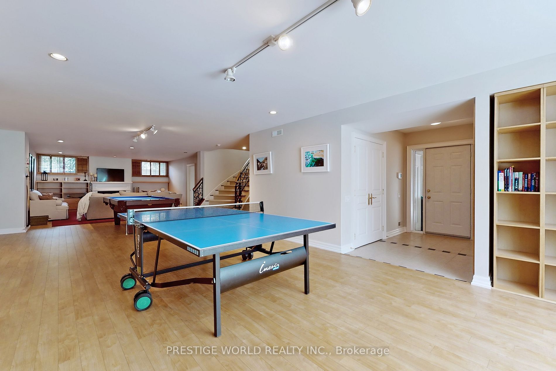 37 Rollscourt Dr